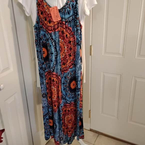3892 Size XL Beautiful Multi Color Jumpsuit With Adjustable Straps. - Picture 4 of 5